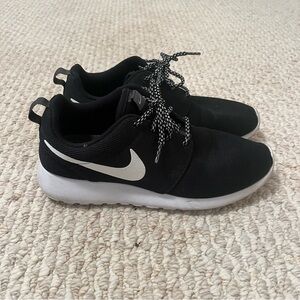 Nike Roshe Sneakers